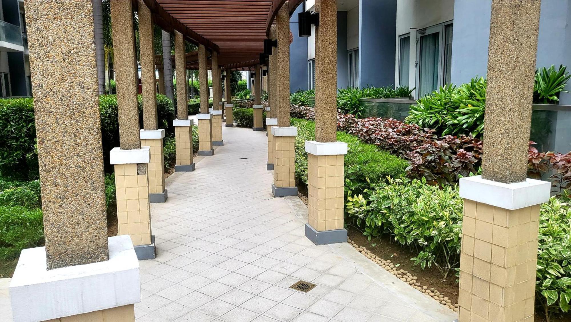 One Palm Tree Villas Condominium - Studio 7Th Fl With Balcony - Across Terminal 3 Airport Pasay Exterior foto